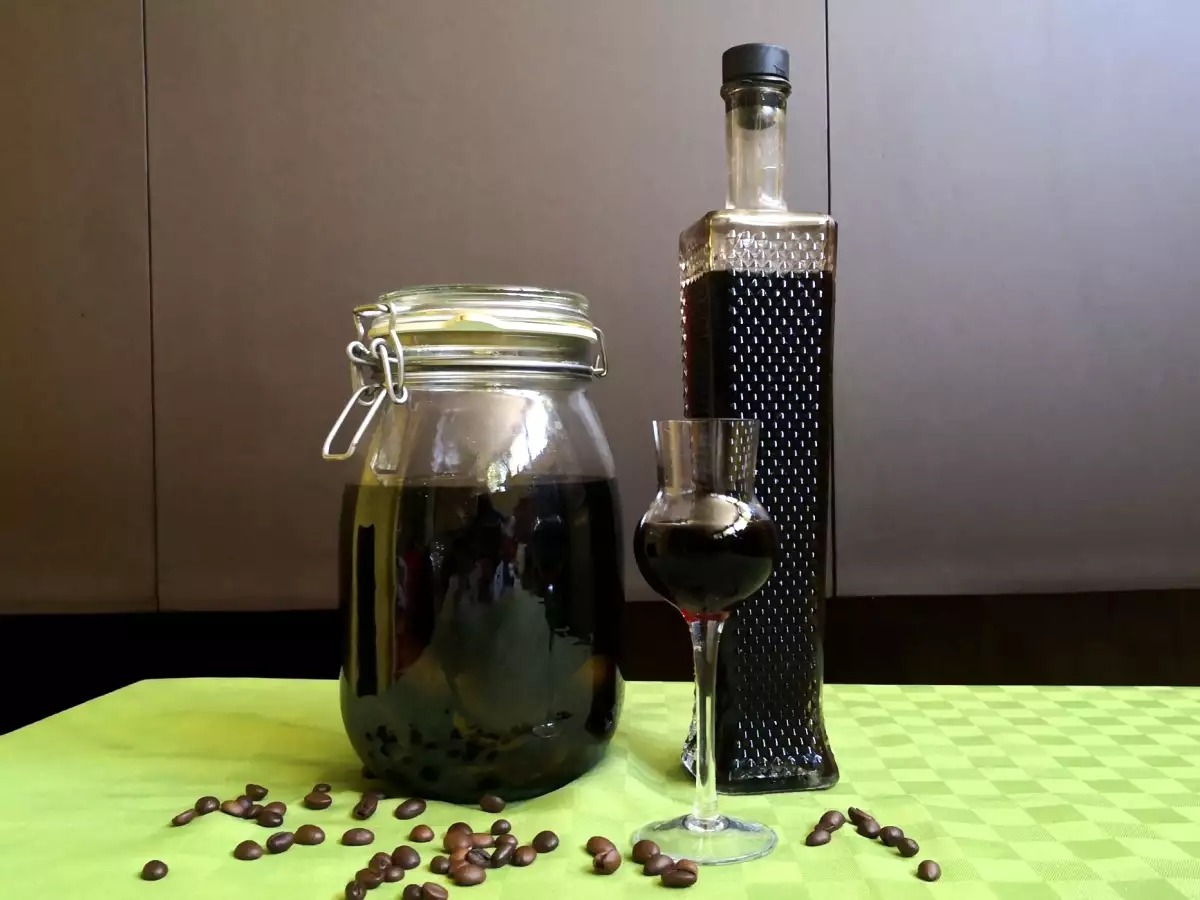 Nocino, evde yapmak için tarif ve malzemeler - fotoğraf 3