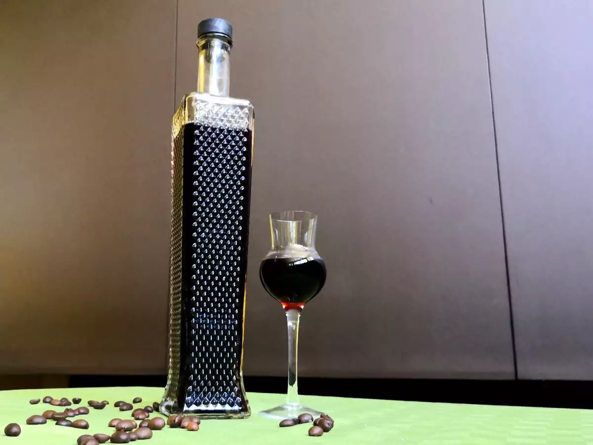 Nocino, evde yapmak için tarif ve malzemeler - fotoğraf 4