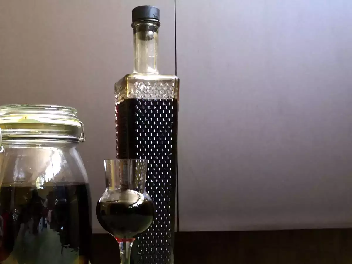 Nocino, evde yapmak için tarif ve malzemeler - fotoğraf 6