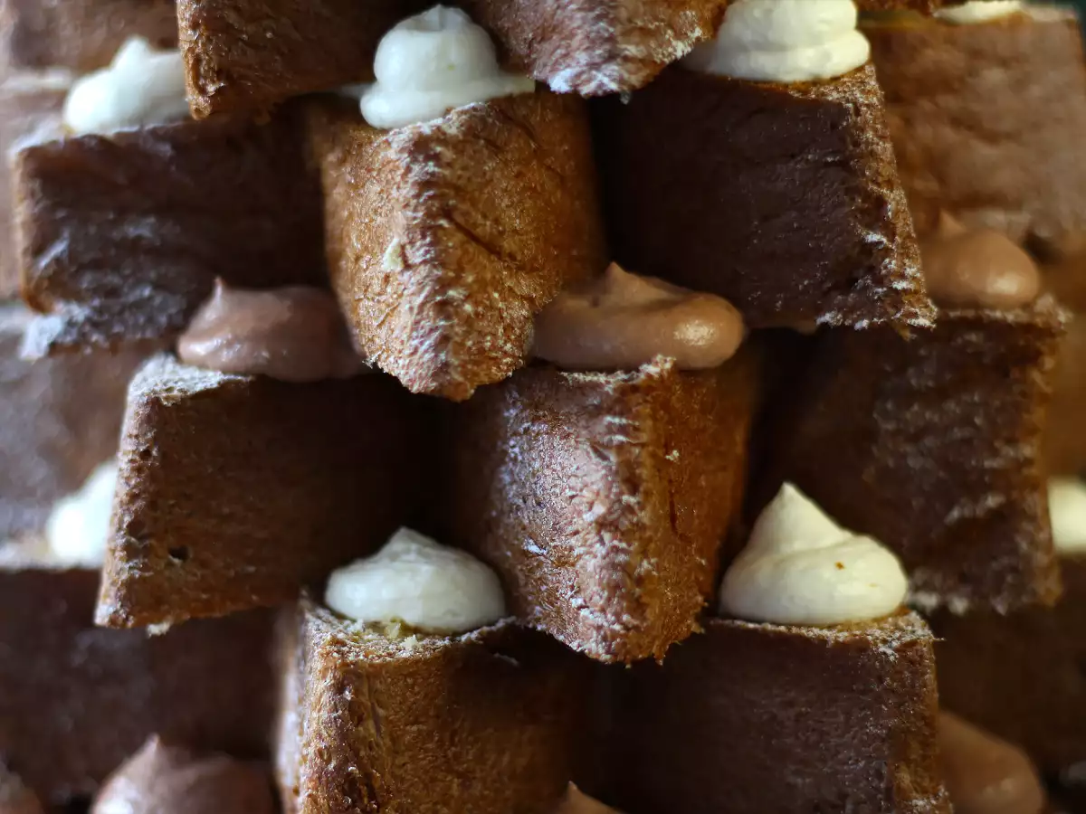 Noel ağacı şeklinde Nutella kreması ve vanilyalı krema ile doldurulmuş Pandoro böreği - fotoğraf 2