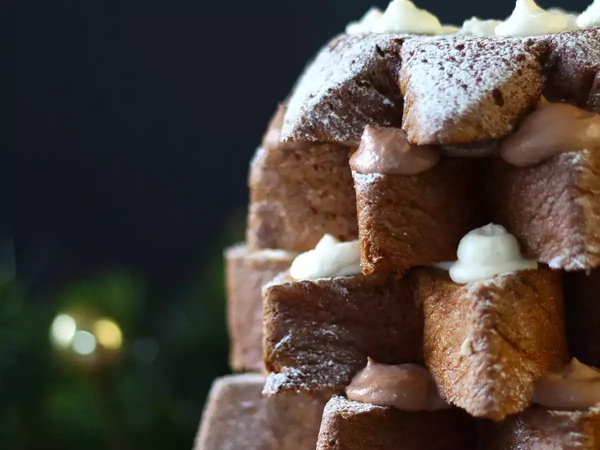 Noel ağacı şeklinde Nutella kreması ve vanilyalı krema ile doldurulmuş Pandoro böreği - fotoğraf 4