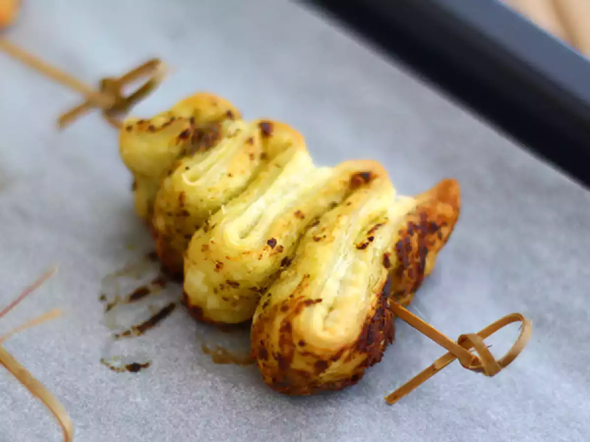 Noel aperatifi için pestolu puf böreği Noel ağaçları