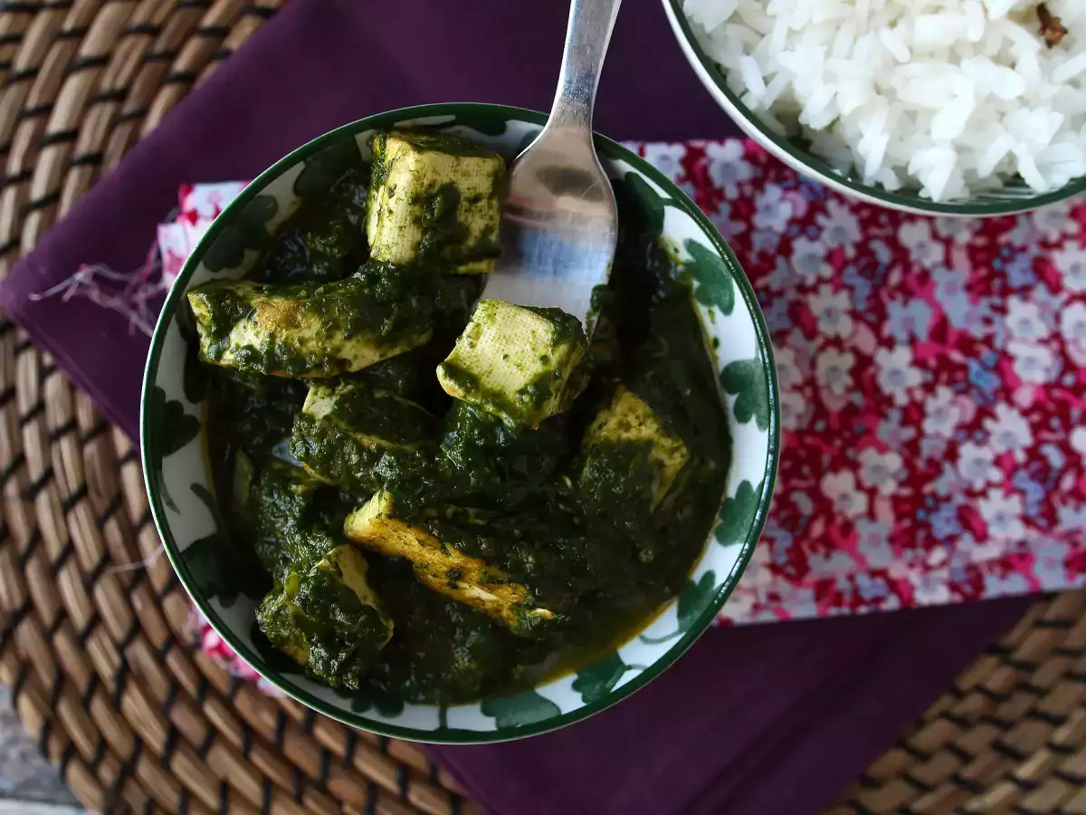 Palak tofu: tofu ve ıspanaklı Hint körisi