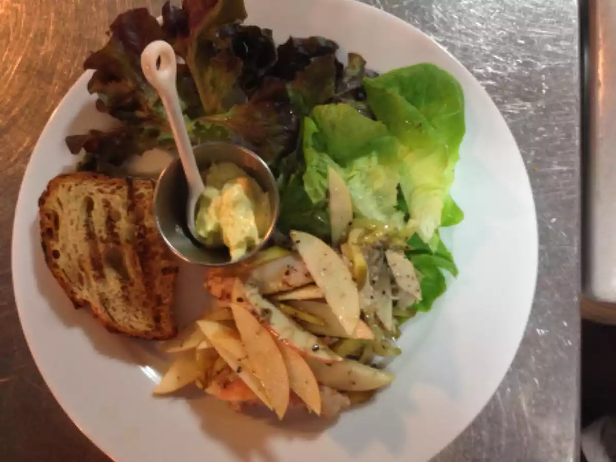 Palamut sandviç, salata oldu!