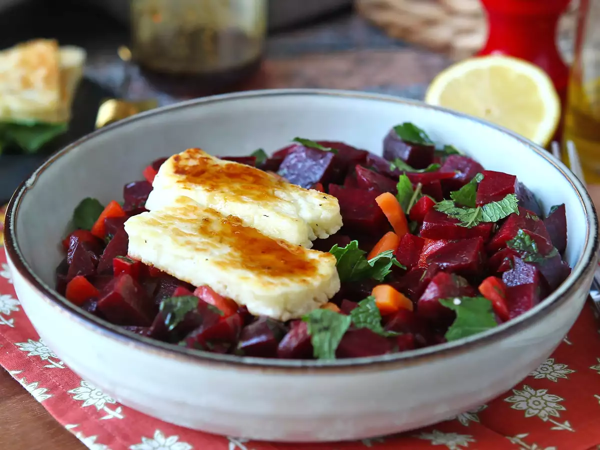 Pancar salatası ve ızgara halloumi - fotoğraf 3