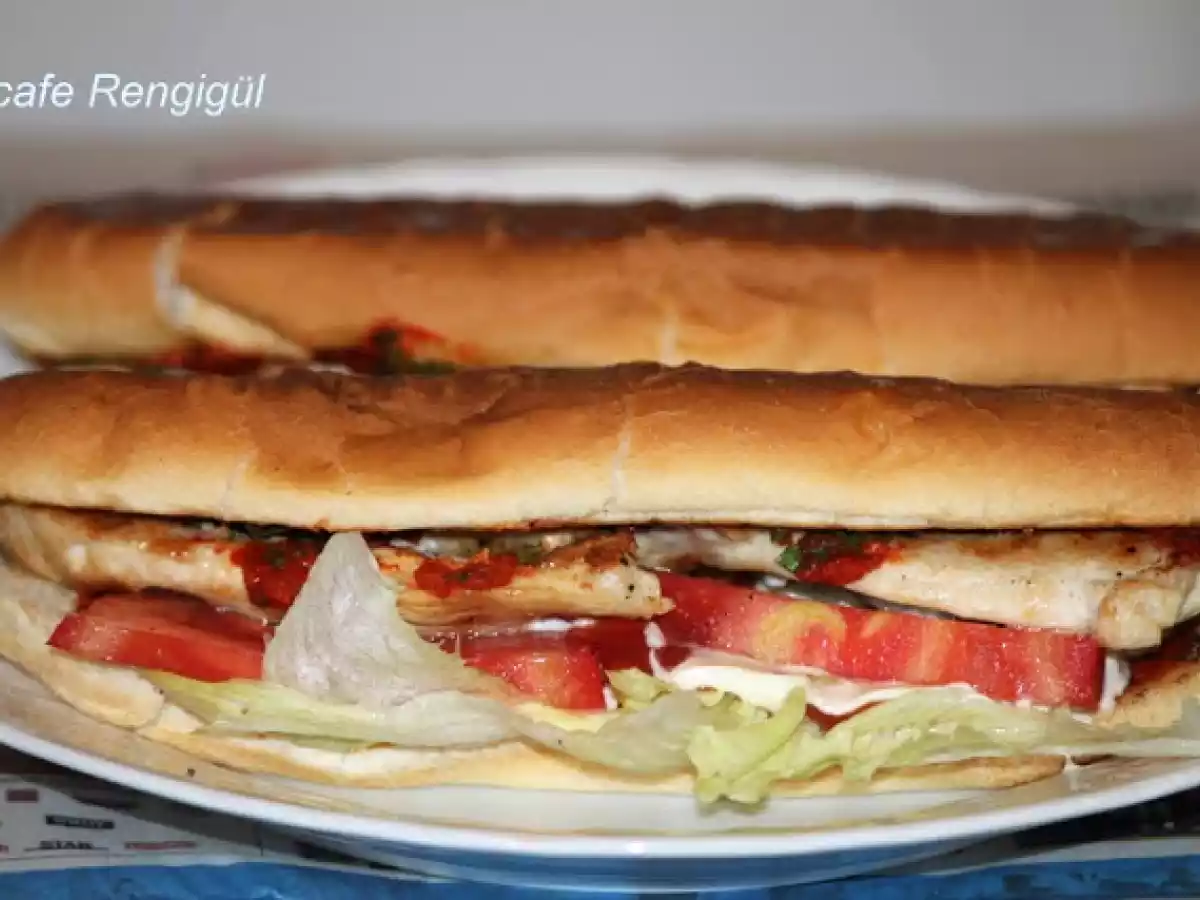 PANİNİ VE KIRMIZI BİBER SOSU