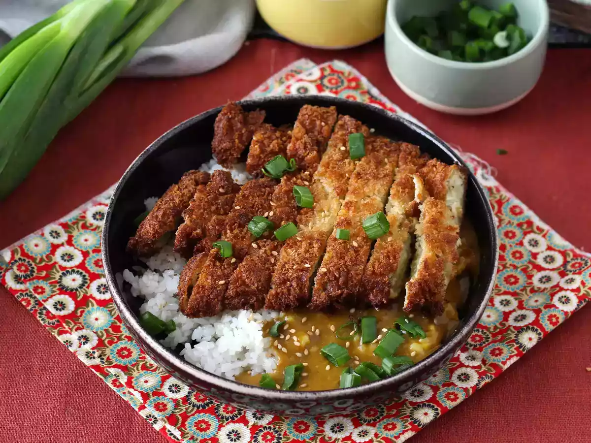 Panko ekmek kırıntıları ile ekmekli patlıcan, katsu tarzı Japon körisi ama vejetaryen