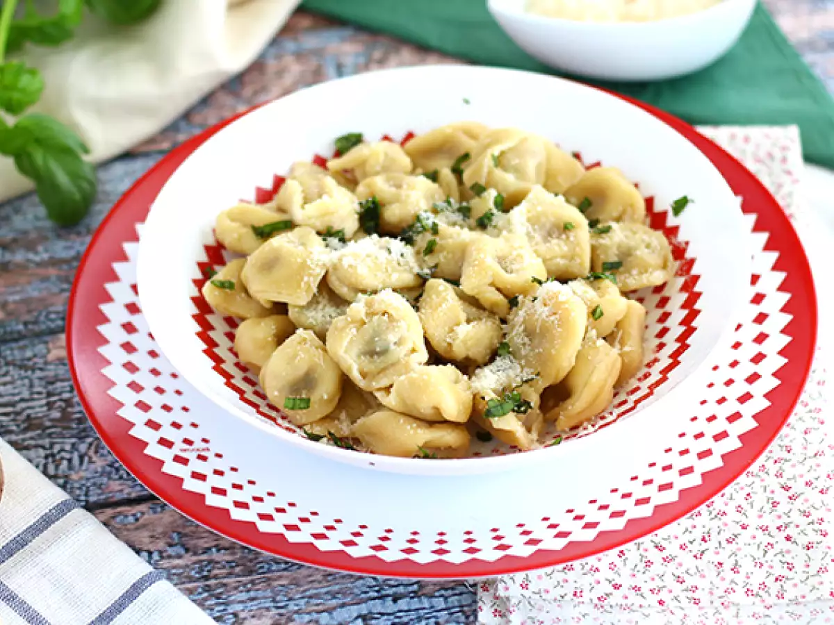 Parmesan, jambon ve fesleğenli tortellini