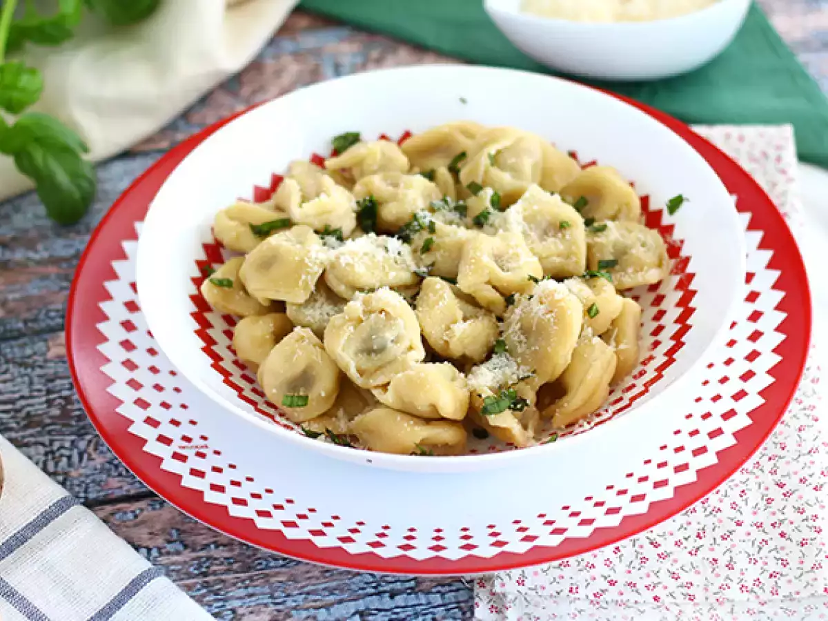 Parmesanlı, jambonlu ve fesleğenli tortellini tarifi