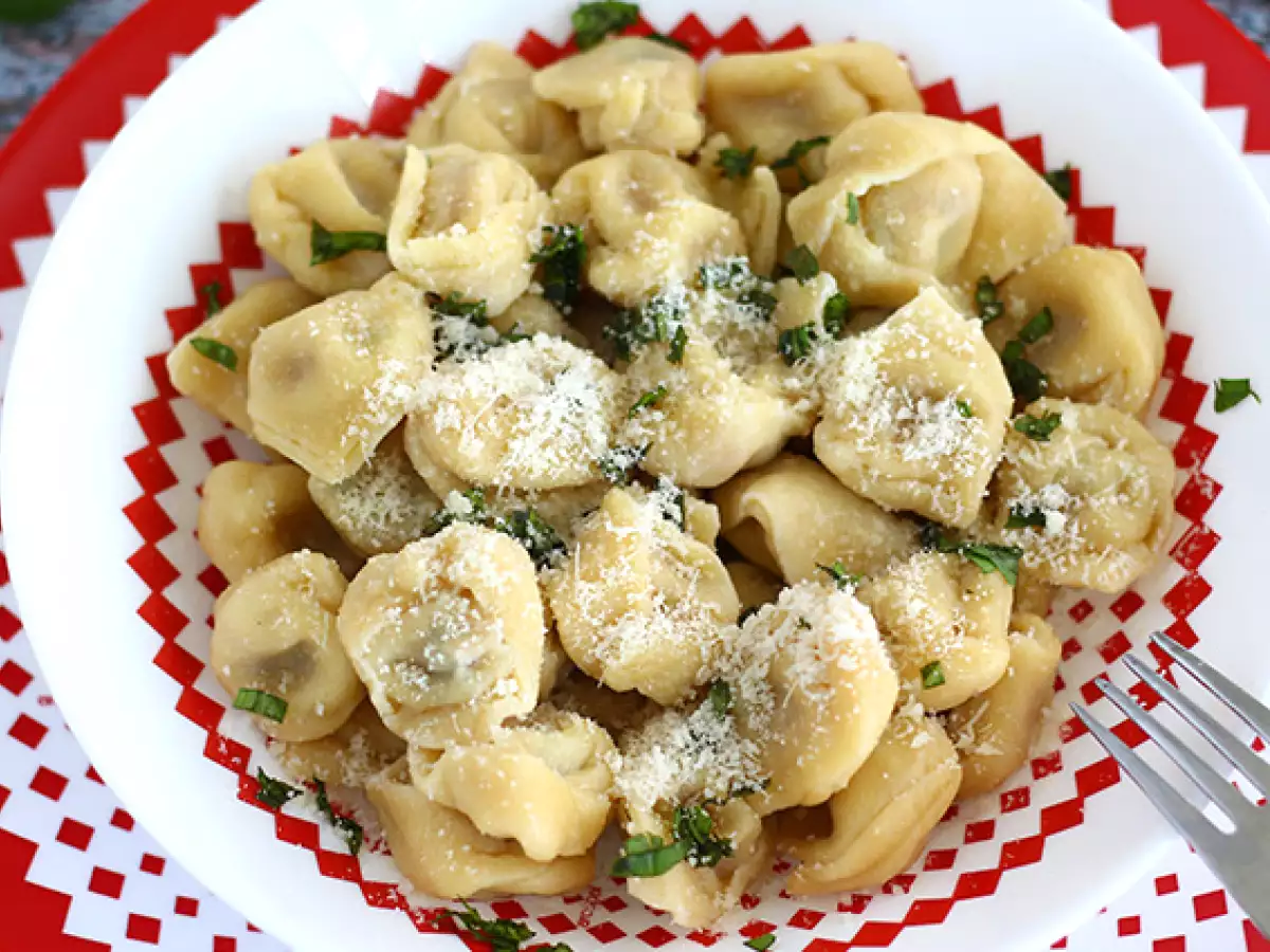Parmesanlı, jambonlu ve fesleğenli tortellini tarifi - fotoğraf 2