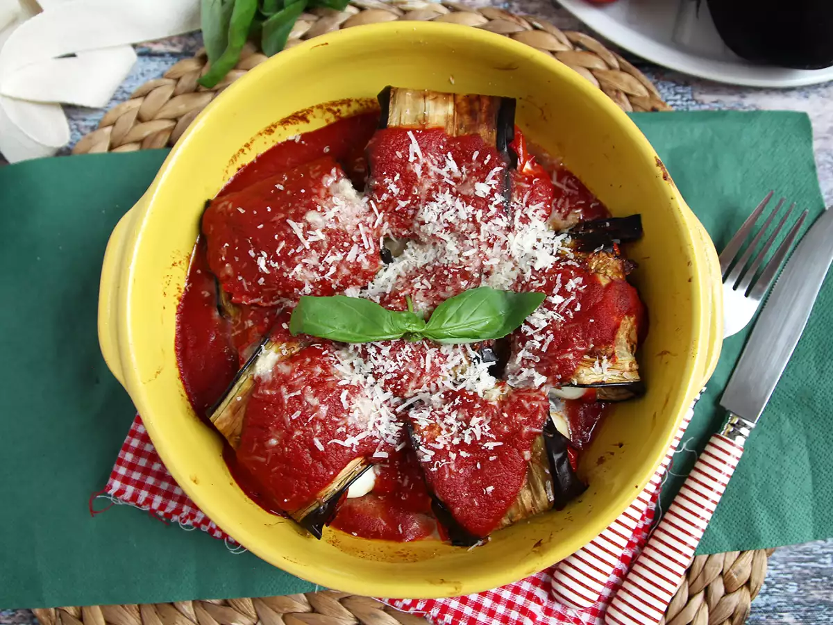 Parmigiana usulü patlıcan ruloları - fotoğraf 3
