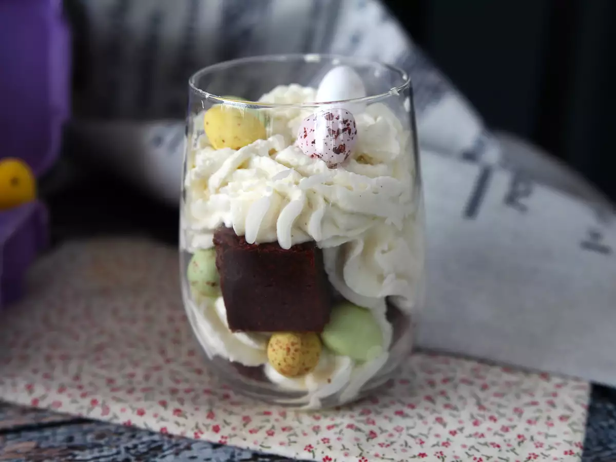 Paskalya brownisi ve krem şantili verrines - fotoğraf 2