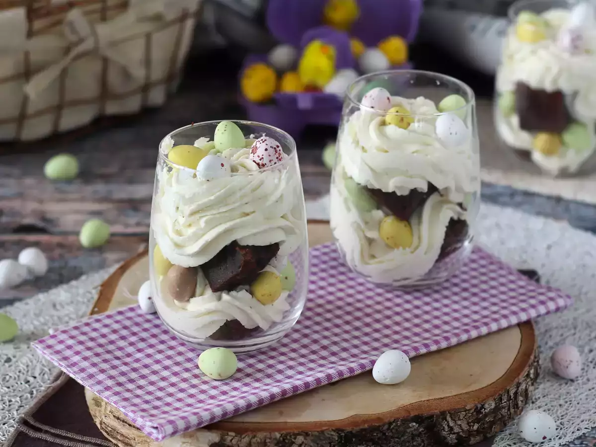 Paskalya İçin Brownie ve Krem Şantili Kup Tatlısı