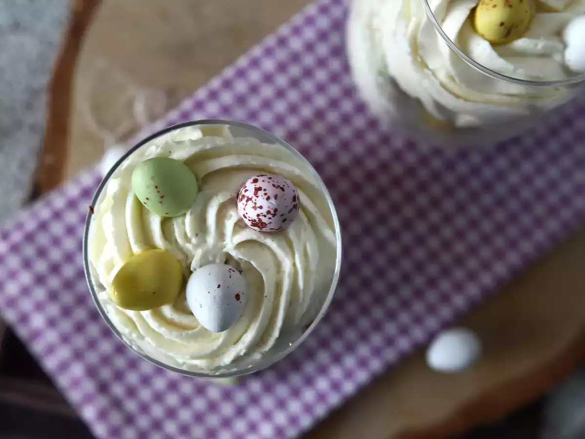 Paskalya İçin Brownie ve Krem Şantili Kup Tatlısı - fotoğraf 3