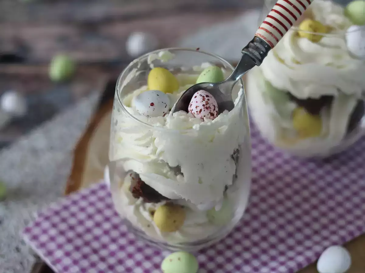 Paskalya İçin Brownie ve Krem Şantili Kup Tatlısı - fotoğraf 4
