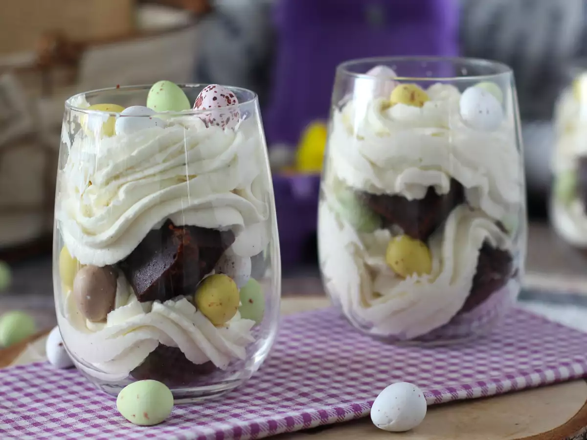 Paskalya İçin Brownie ve Krem Şantili Kup Tatlısı - fotoğraf 6