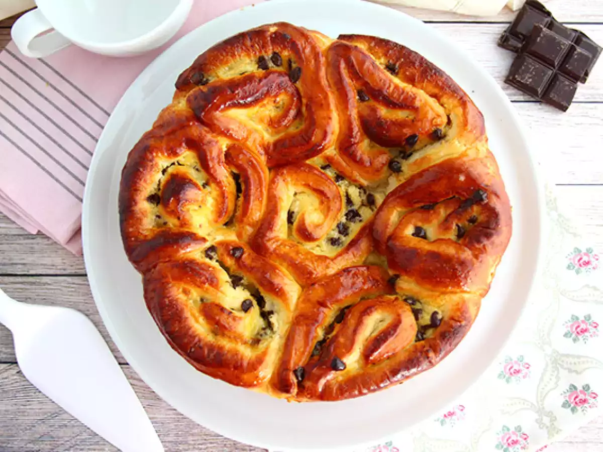 Pastacı Kremalı ve Çikolata Parçacıklı Çin Çöreği