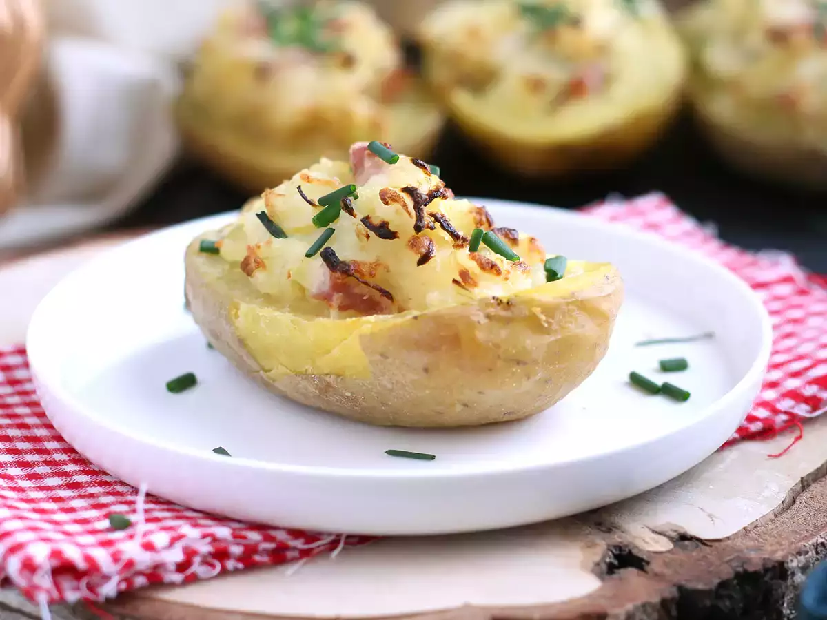 Pastırma ve peynirle doldurulmuş fırında patates - fotoğraf 3