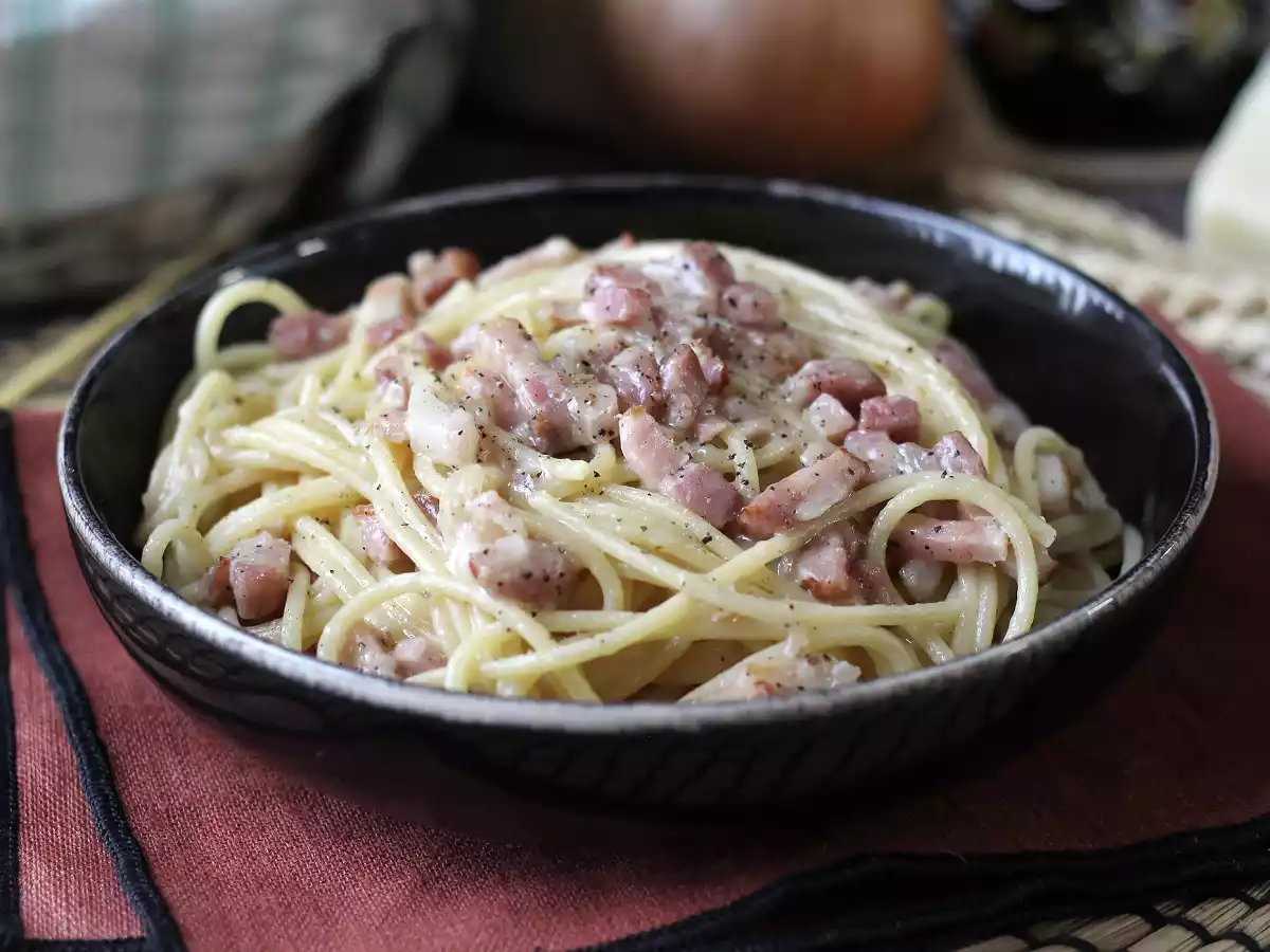 Pastırmalı makarna: kolay, ucuz ve kremalı