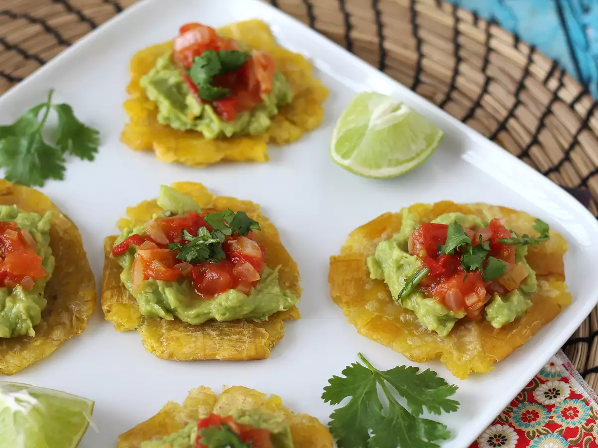 Patacones: Guacamole ve Domatesle Servis Edilen Kolombiya Usulü Muz Tostları