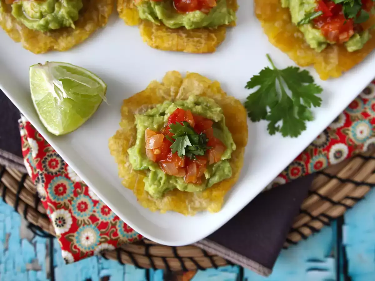 Patacones: Guacamole ve Domatesle Servis Edilen Kolombiya Usulü Muz Tostları - fotoğraf 6