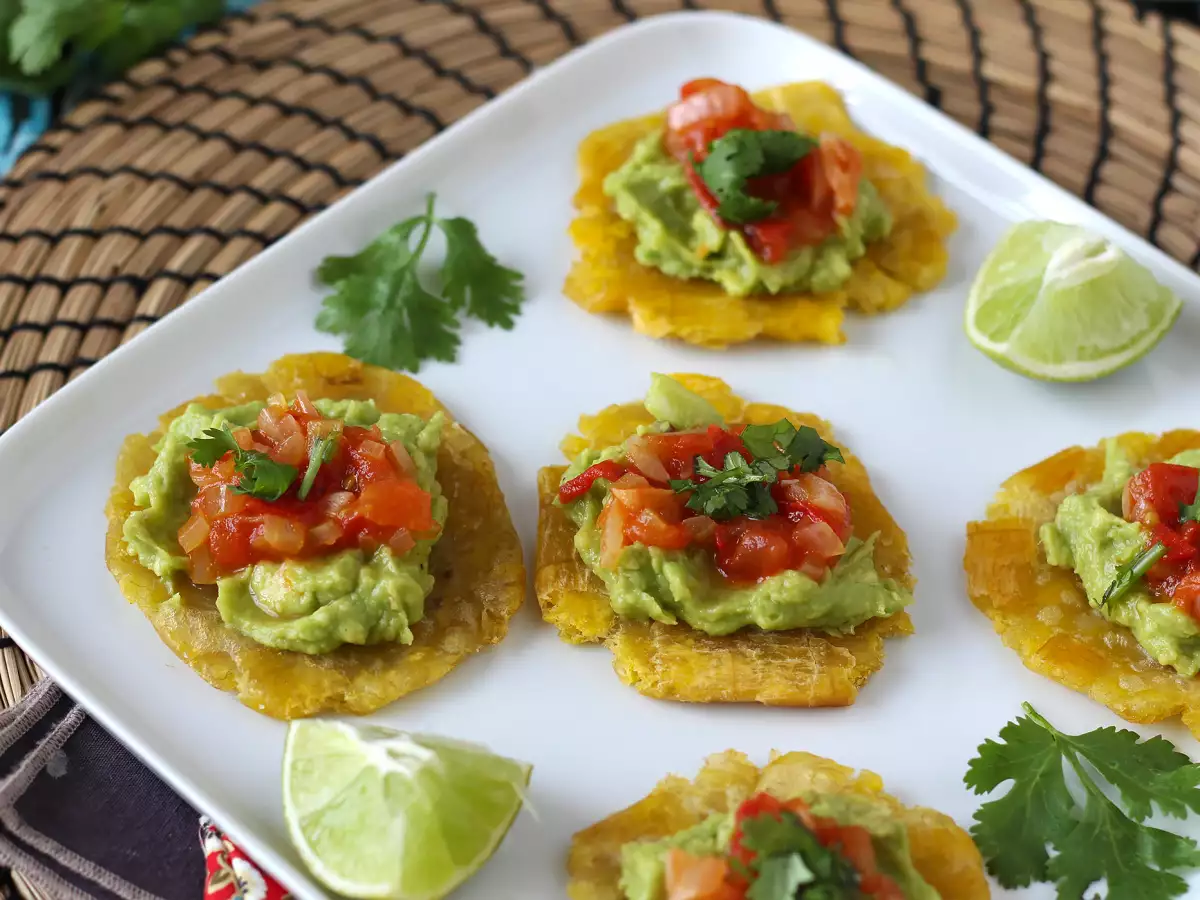 Patacones, guacamole ve domatesli Kolombiya muzlu tostu - fotoğraf 5