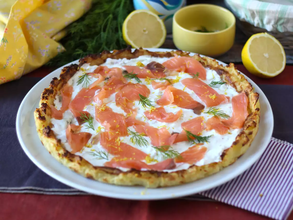 Patates tabanlı somon fümeli tart