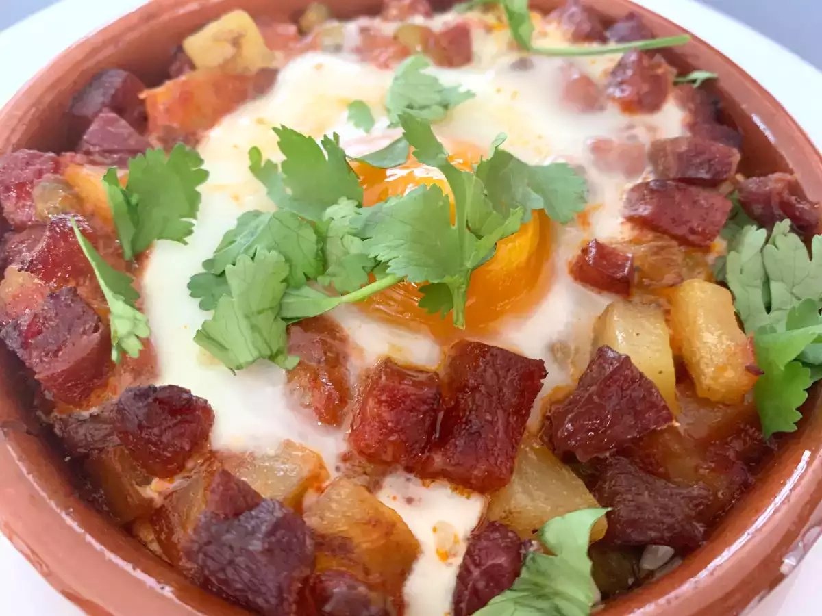 Patates ve chorizo sosisli Flamenko usulü yumurta