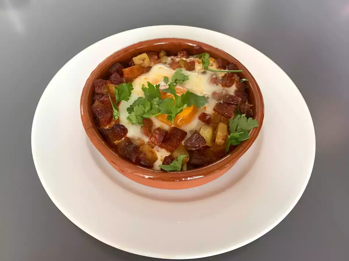 Patates ve chorizo sosisli Flamenko usulü yumurta - fotoğraf 2