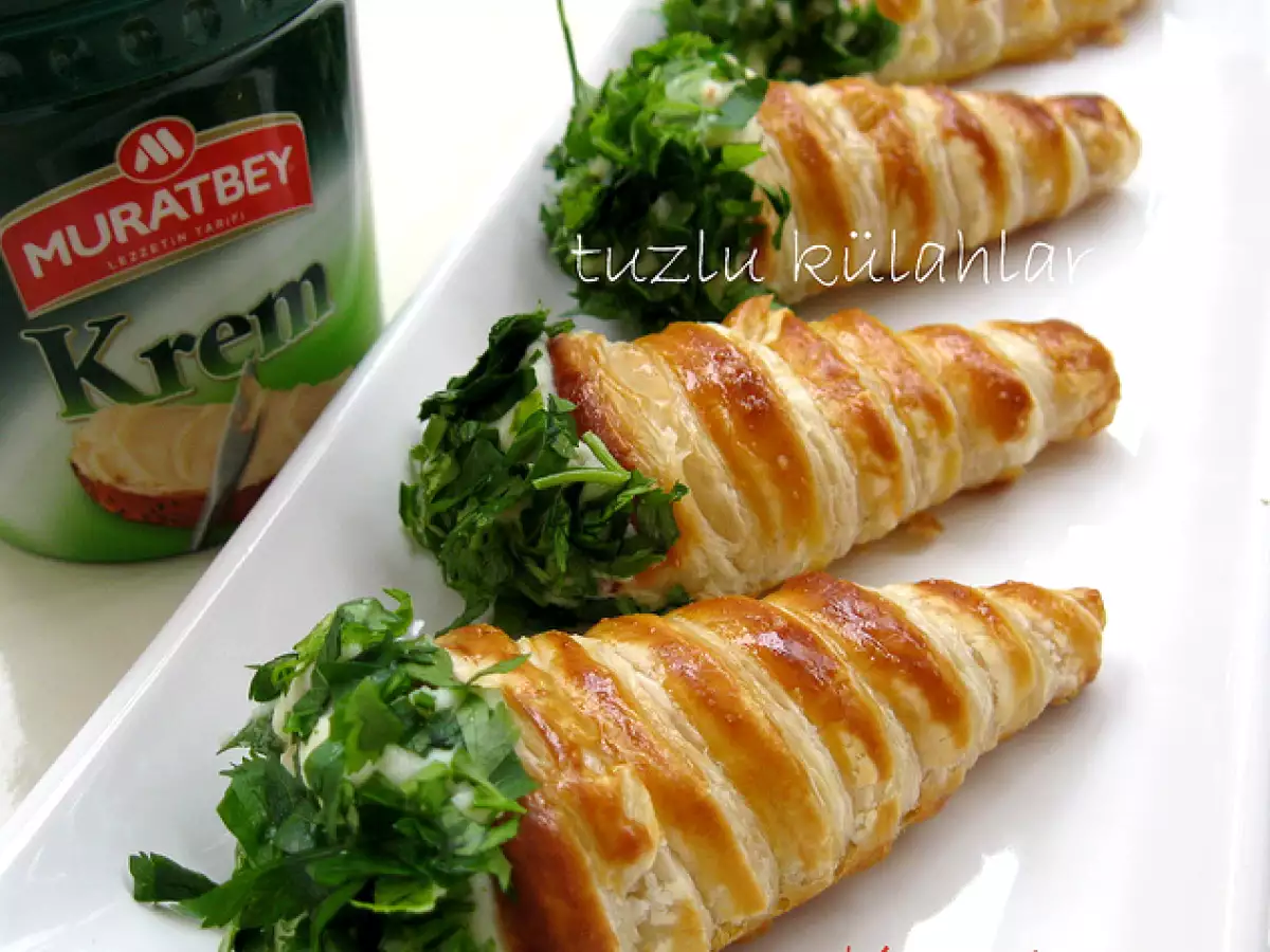 Patatesli, peynirli milföy külahlar