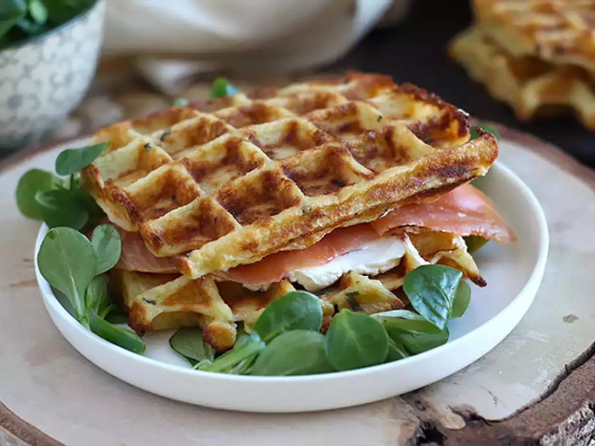 Patatesli Waffle – Füme Somonlu ve Taze Peynirli Waffle Sandviç