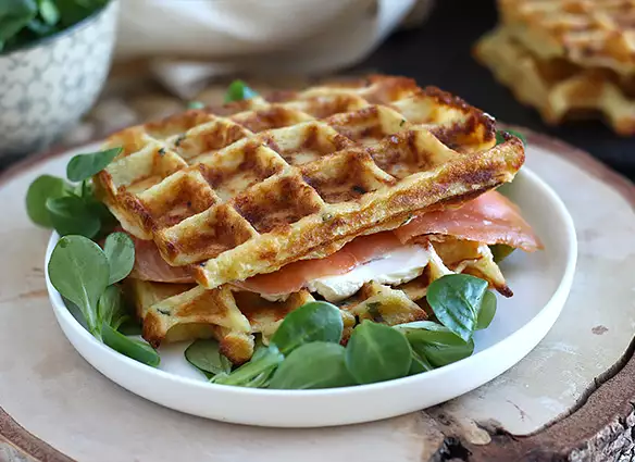 Patatesli waffle - somon füme ve fromage frais ile waffle sandviç