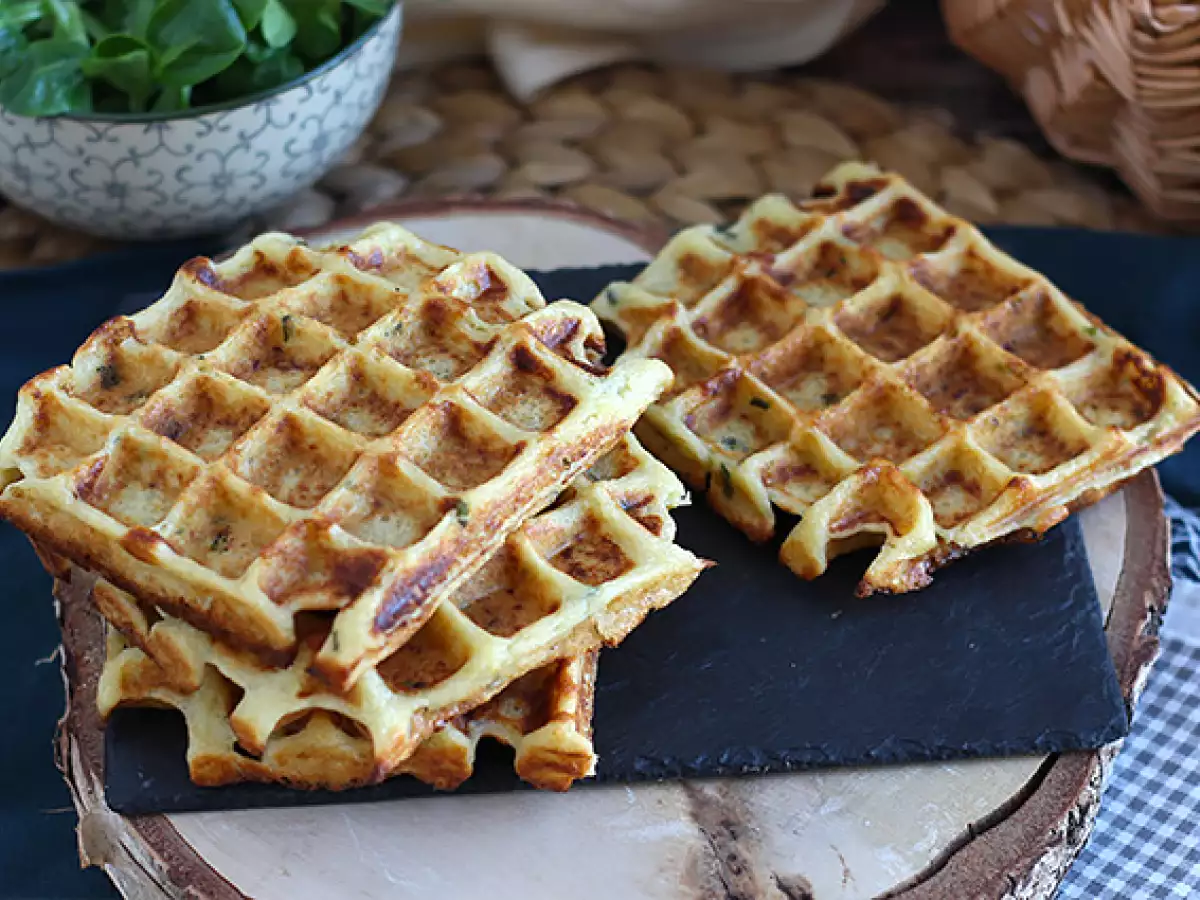 Patatesli waffle - Somon füme ve fromage frais ile waffle sandviç - fotoğraf 2