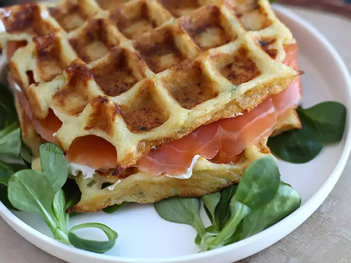 Patatesli waffle - Somon füme ve fromage frais ile waffle sandviç - fotoğraf 3
