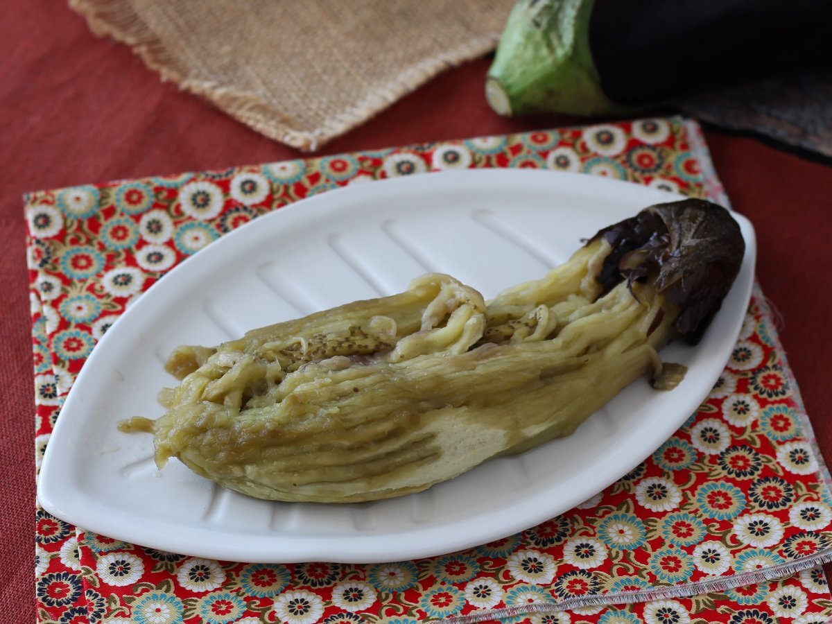 Patlıcanları fırında nasıl közleyebilirim ve soyabilirim?