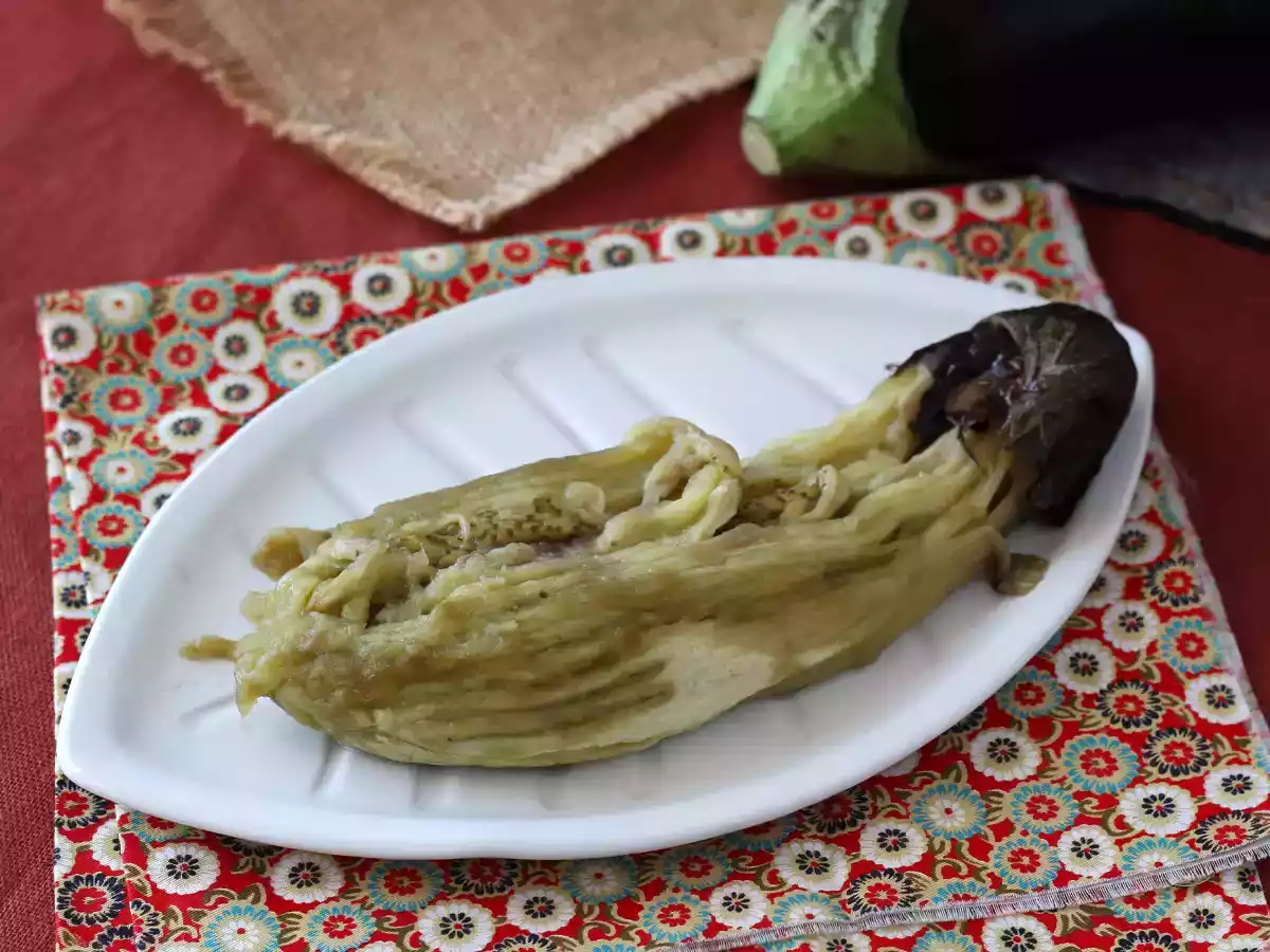 Patlıcanları fırında nasıl közleyebilirim ve soyabilirim?