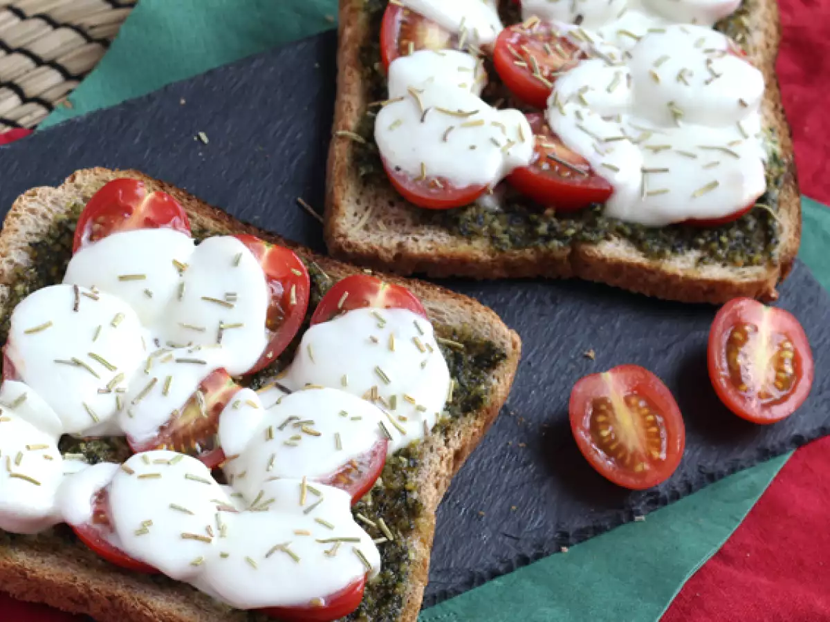 Pesto, çeri domates ve mozzarella peynirli bruschetta - fotoğraf 2