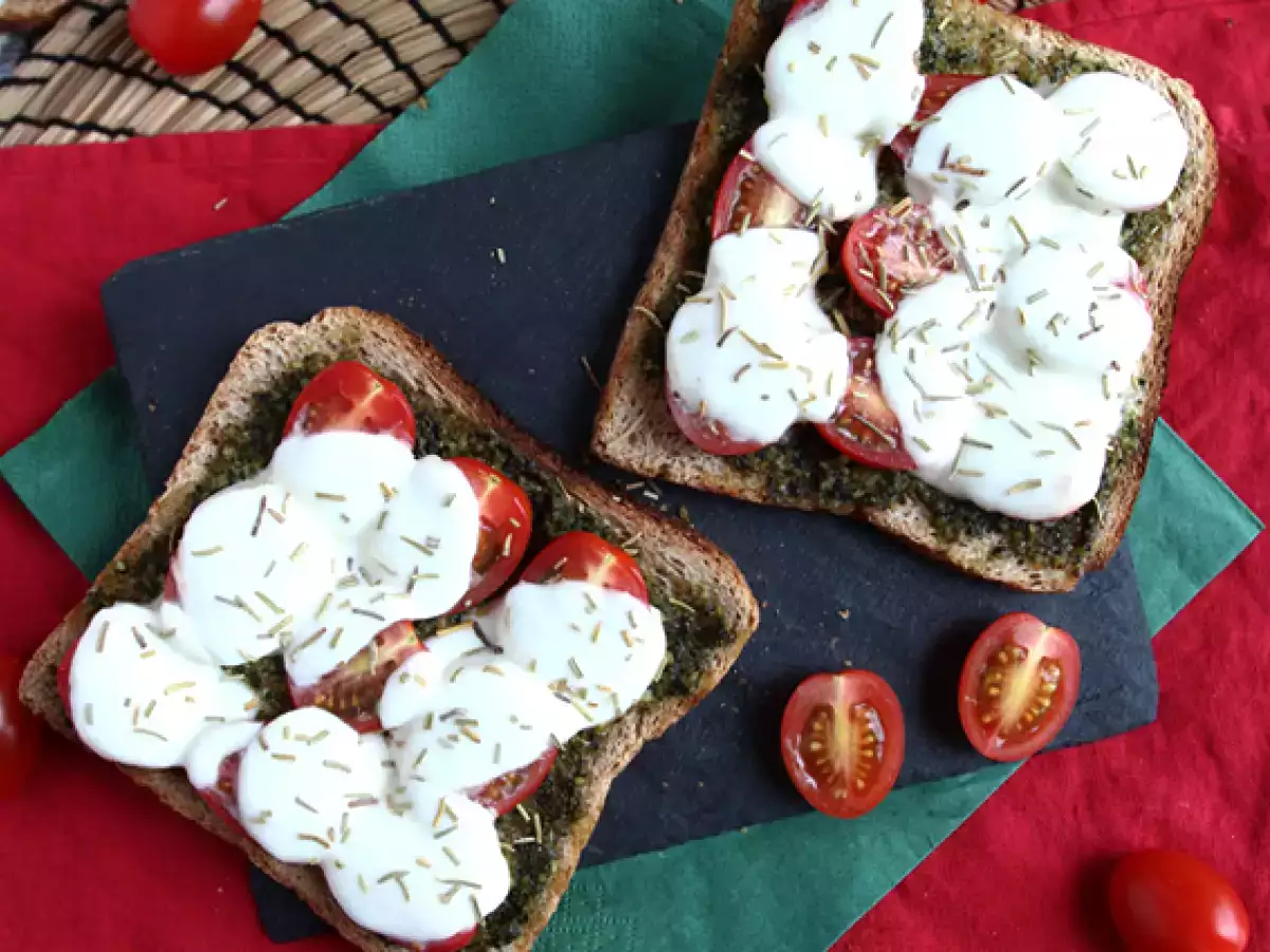 Pesto, çeri domates ve mozzarella peynirli bruschetta - fotoğraf 3
