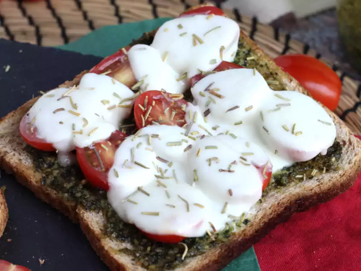Pesto, çeri domates ve mozzarella peynirli bruschetta - fotoğraf 4