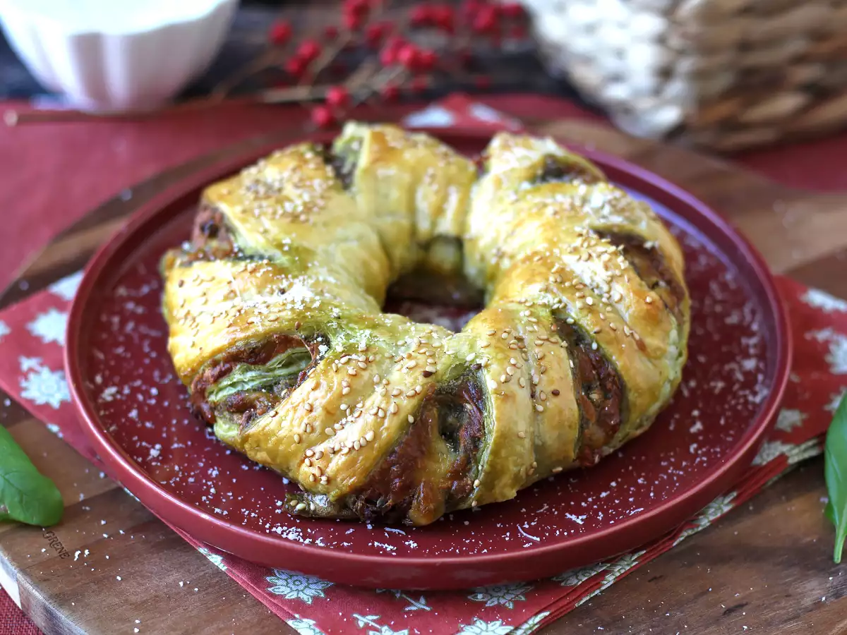 Pesto, mozzarella ve kurutulmuş domatesli katmanlı çörek - fotoğraf 3