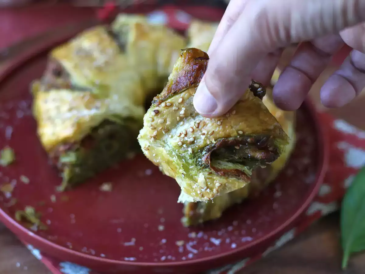 Pesto, mozzarella ve kurutulmuş domatesli katmanlı çörek - fotoğraf 6