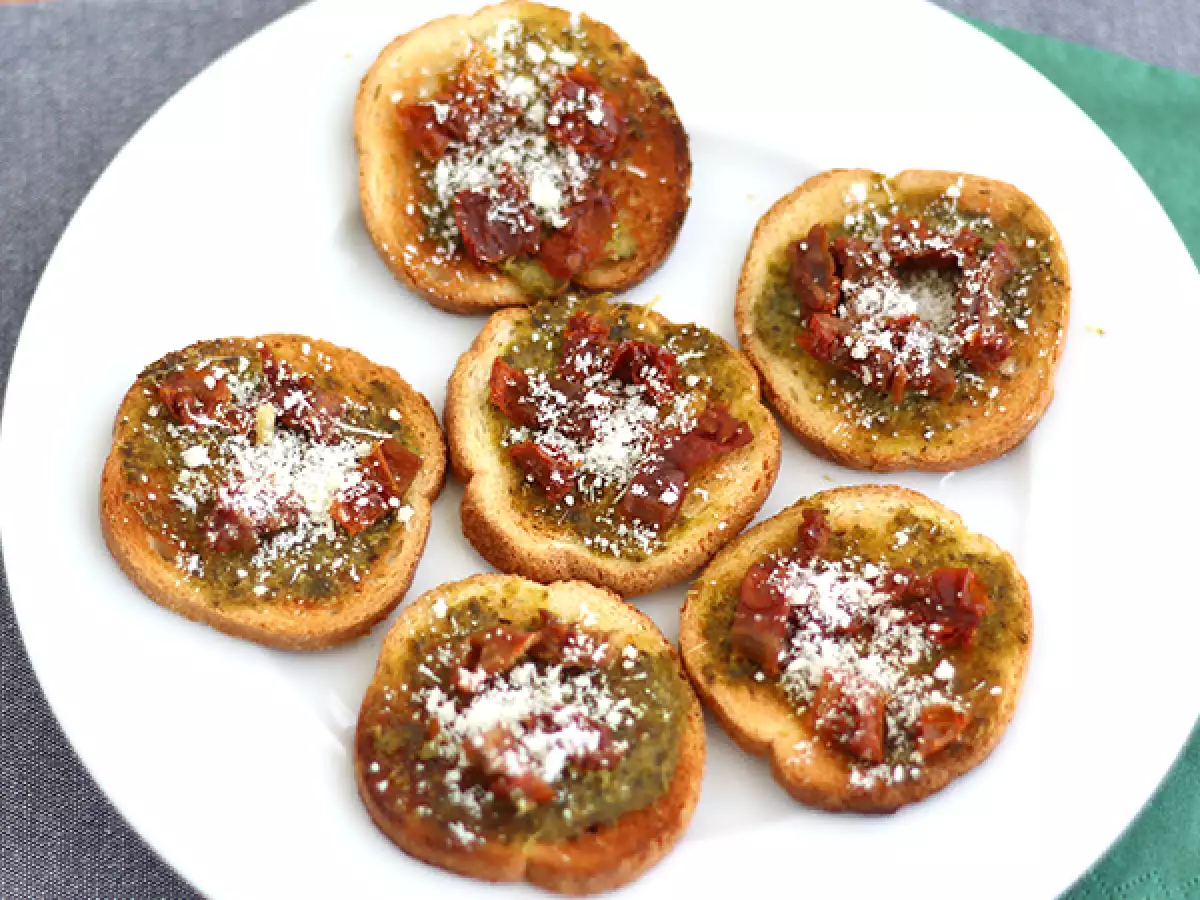 Pesto, parmesan ve güneşte kurutulmuş domatesli tost - fotoğraf 2