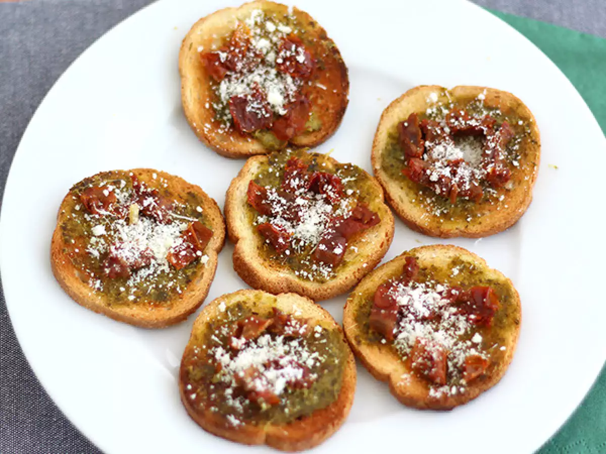 Pesto, Parmesan ve Kuru Domatesli Kızarmış Ekmek - fotoğraf 2