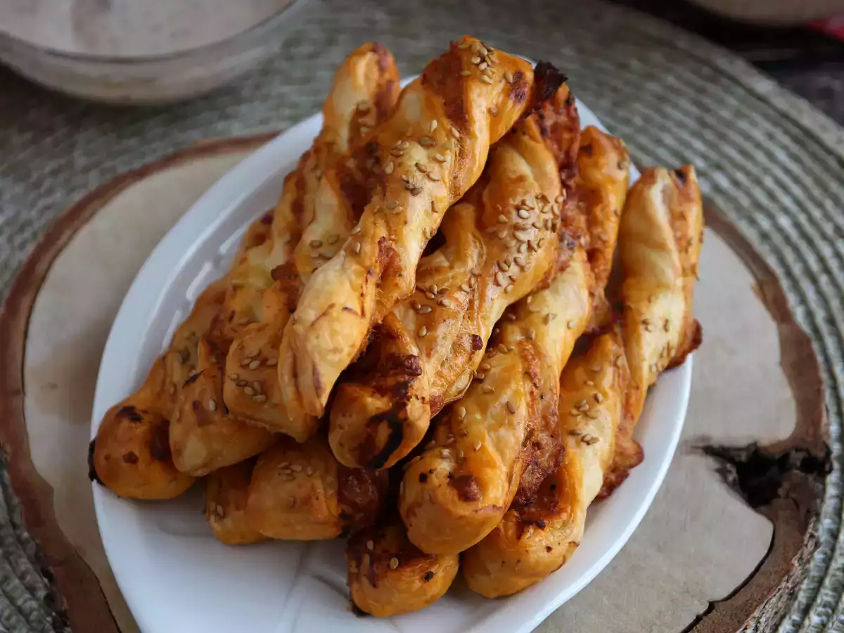 Pesto rosso ve mozzarellalı milföy burgu çubukları - fotoğraf 2