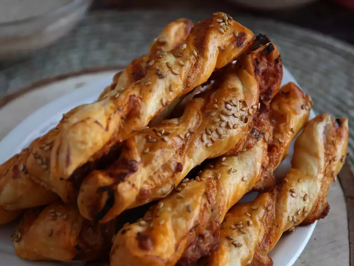 Pesto rosso ve mozzarellalı milföy burgu çubukları - fotoğraf 3