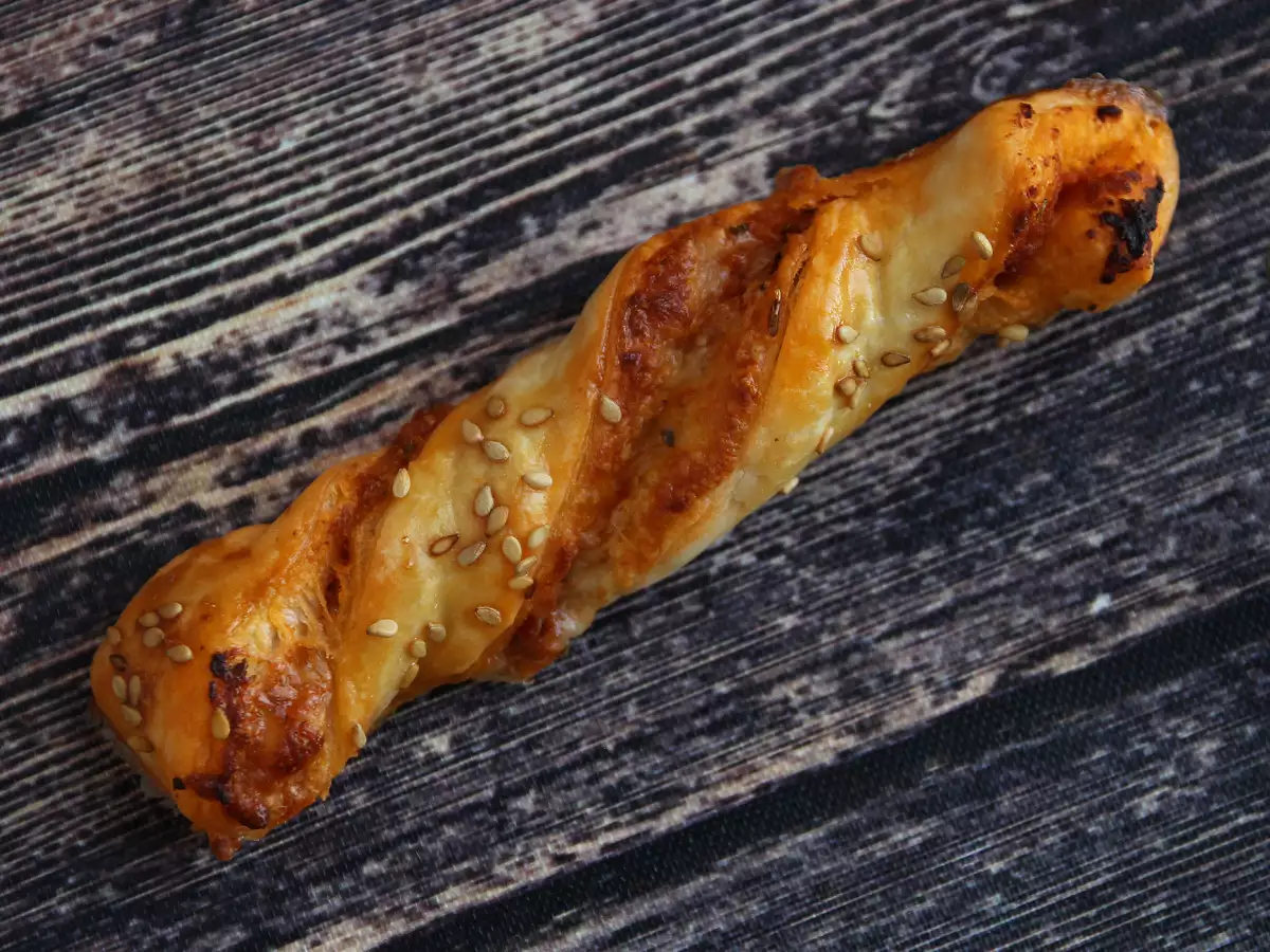 Pesto rosso ve mozzarellalı milföy burgu çubukları - fotoğraf 4