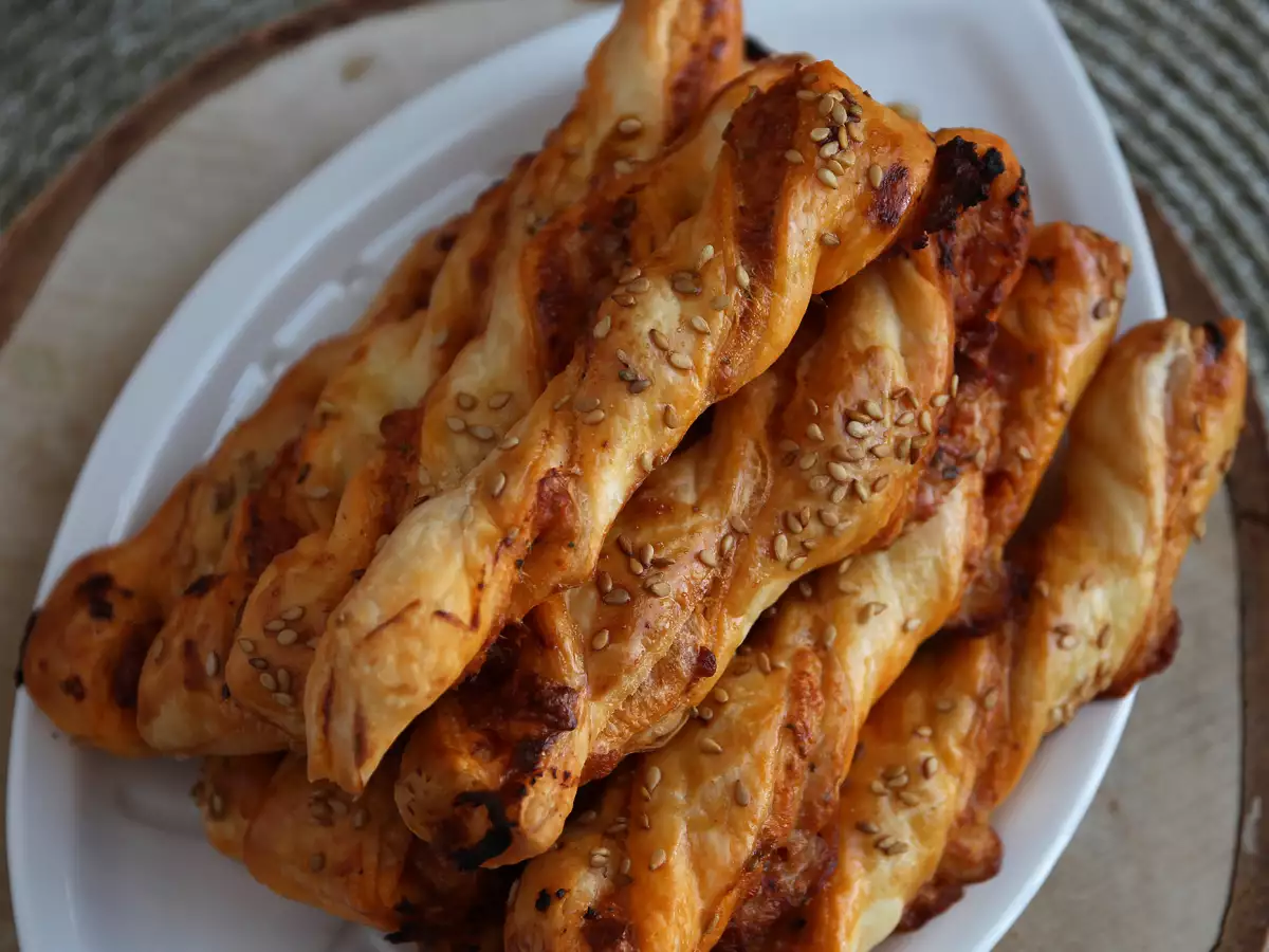Pesto rosso ve mozzarellalı milföy burgu çubukları - fotoğraf 5