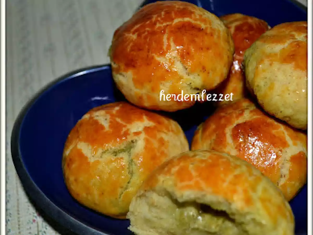 PESTO SOSLU PEYNİRLİ POĞAÇA