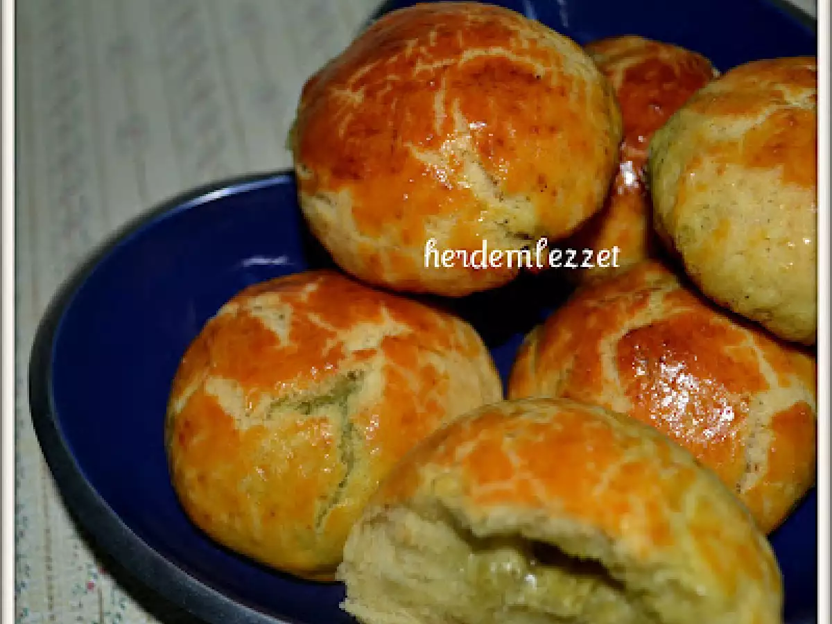 Pesto Soslu Peynirli Poğaça