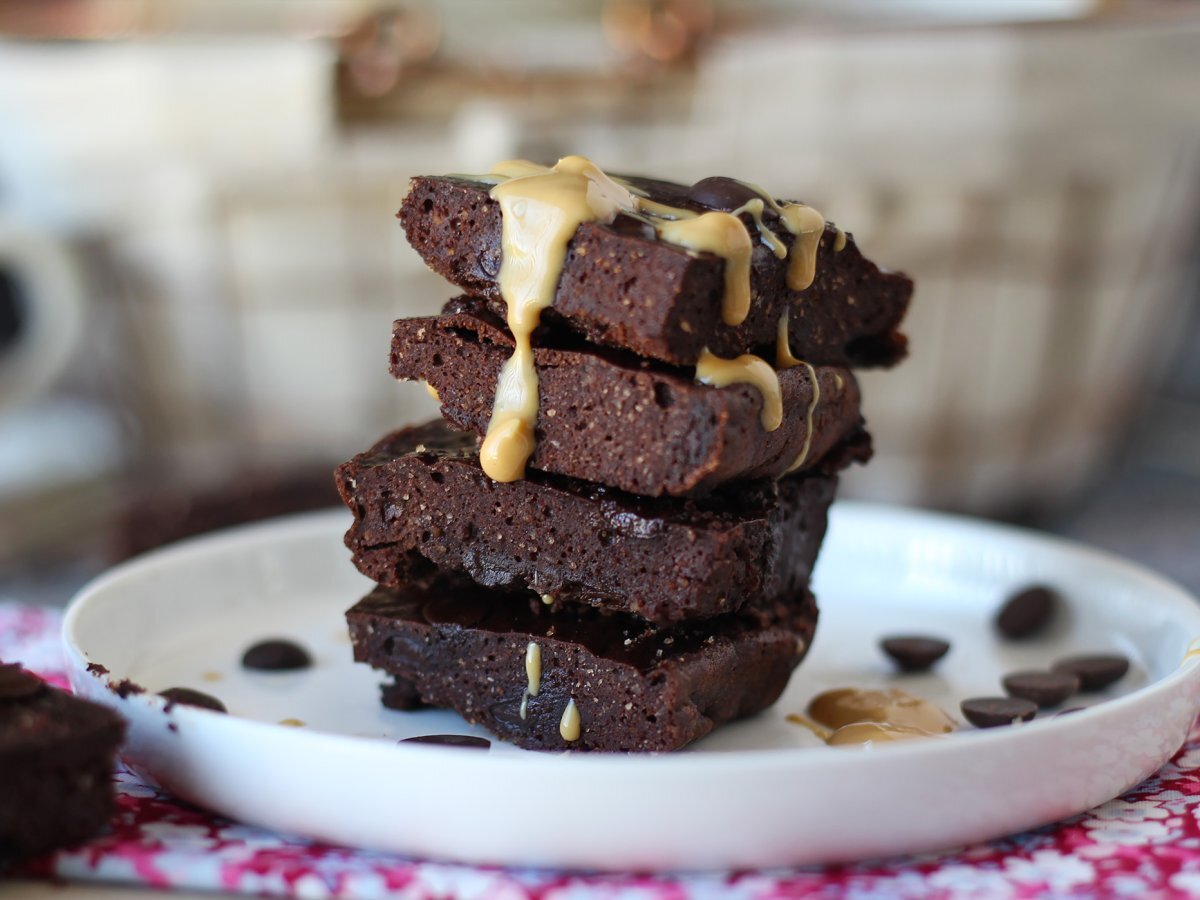 Peynir altı suyu içeren proteinli brownie, doğal glütensiz